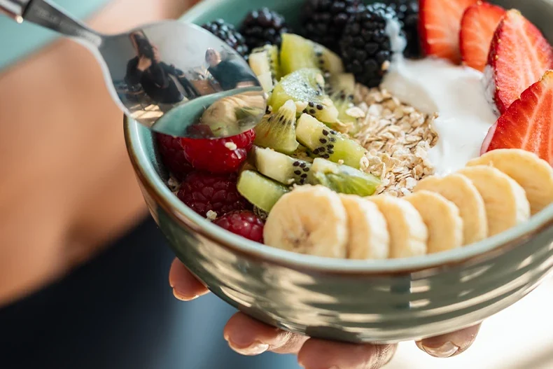 Tigela com frutas, aveia e sementes — imagem ilustrativa
