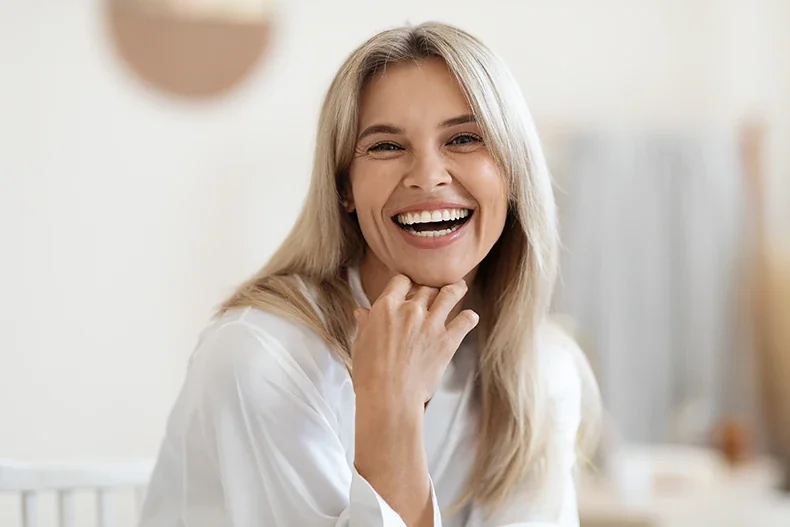 Mulher sorrindo — imagem ilustrativa
